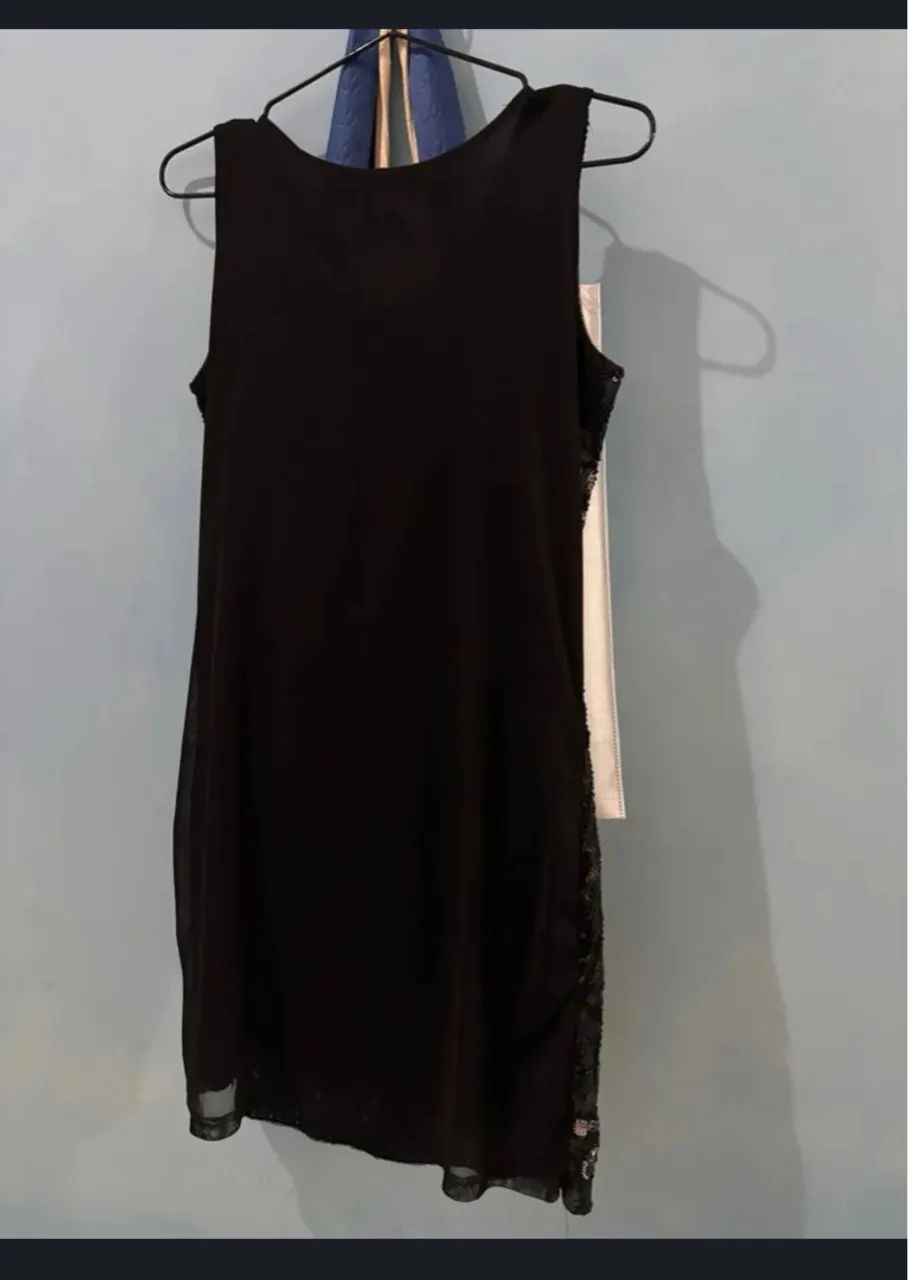 Vestido preto com detalhes em paetê