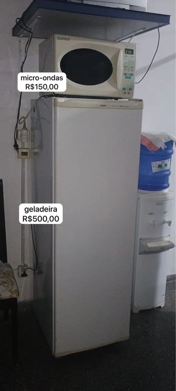 Geladeira, micro-ondas, bebedouro, mesa, cadeira