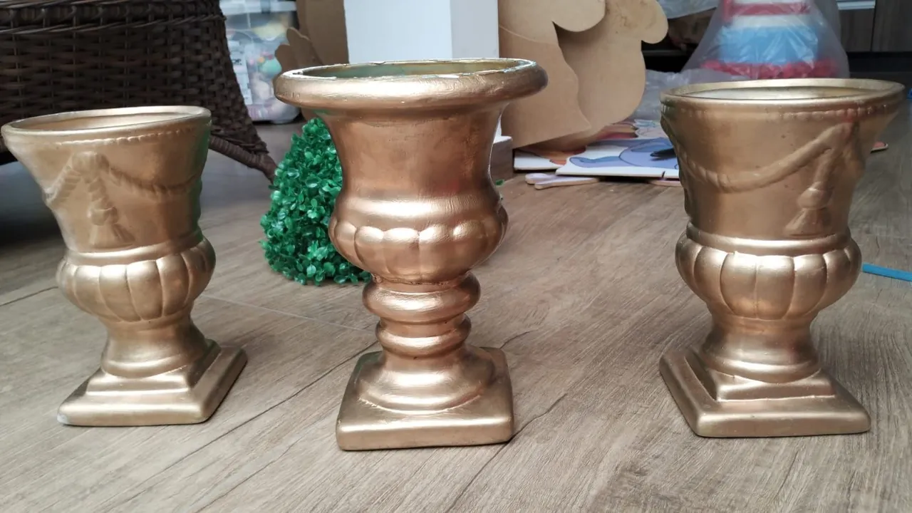 3 Vasos Decorativos Dourados