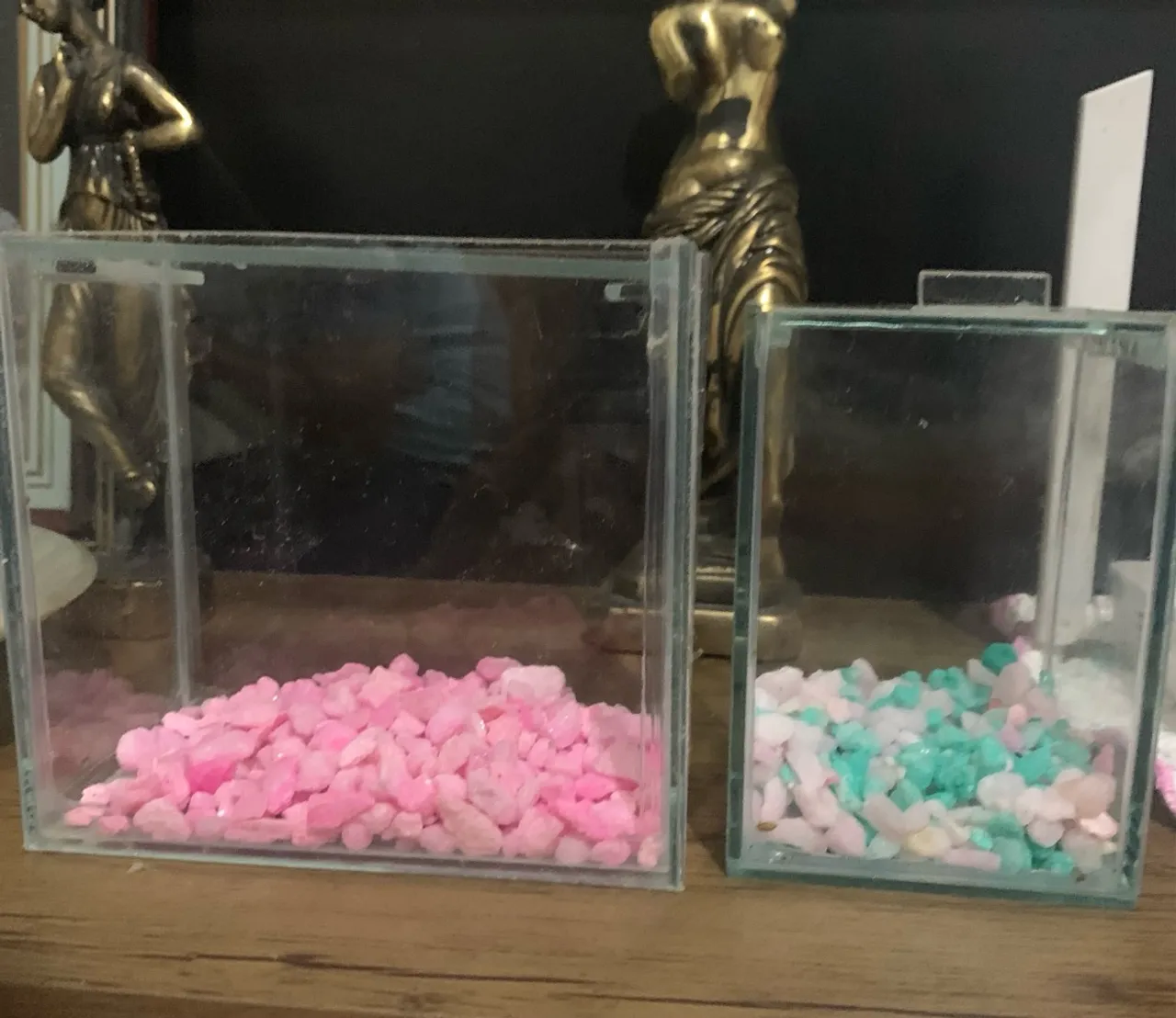 Aquários decorativos com pedras coloridas dois por 30 reais