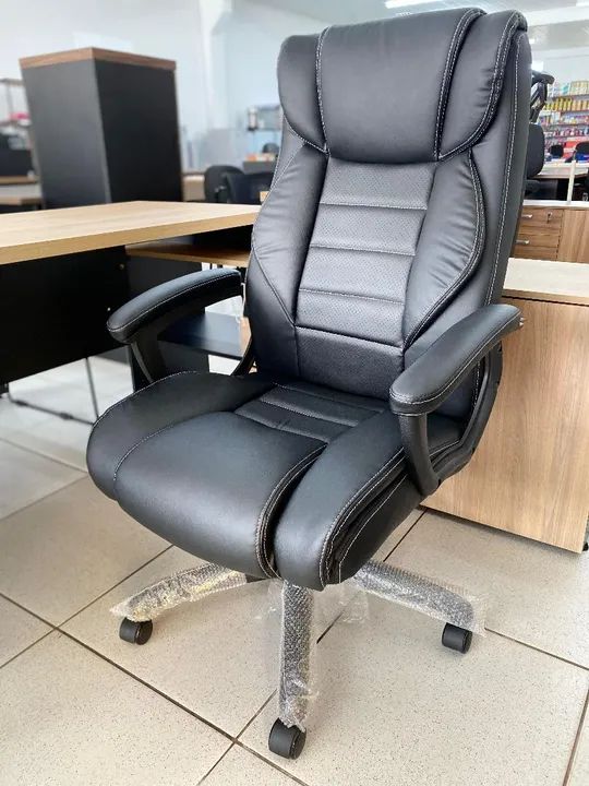 Cadeira de Escritório Giratória com Rodinhas - Couro Preto