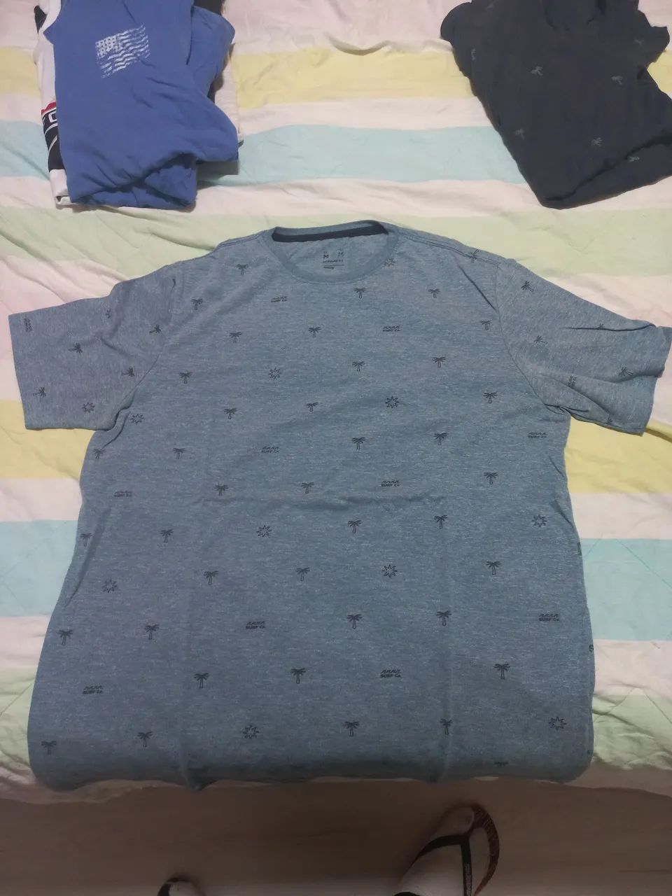 Camiseta azul com estampa de palmeiras