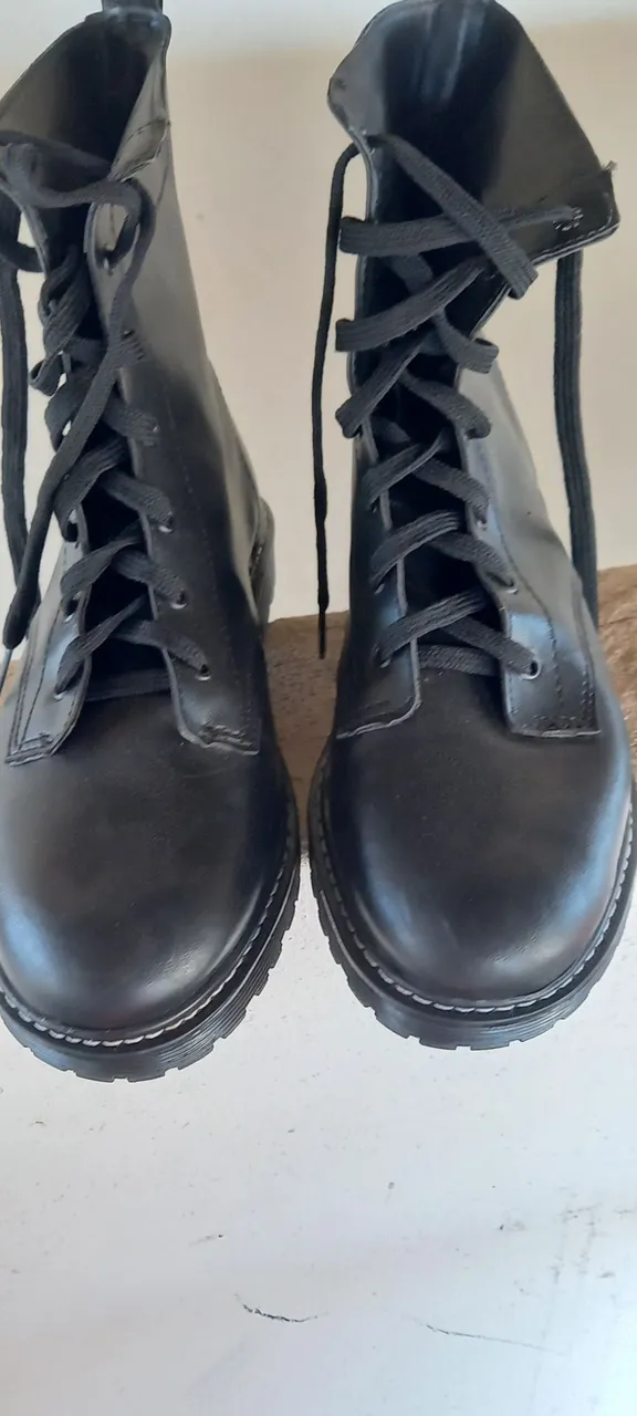 Botas infantis pretas com cadarço