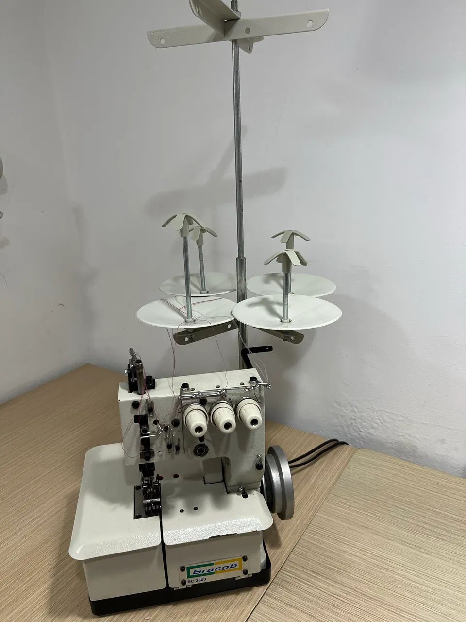 Máquina de Costura Galoneira Portátil 3 Agulhas Bracob - MUITO NOVA - Foto 4