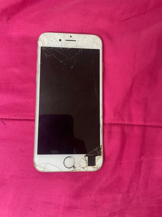 iPhone com tela quebrada