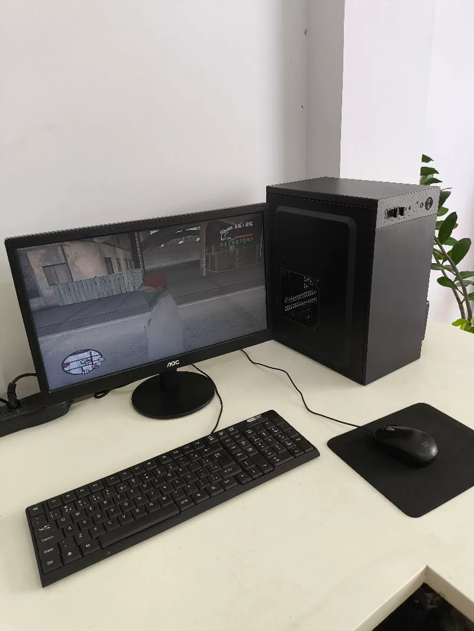 Computador de mesa completo.