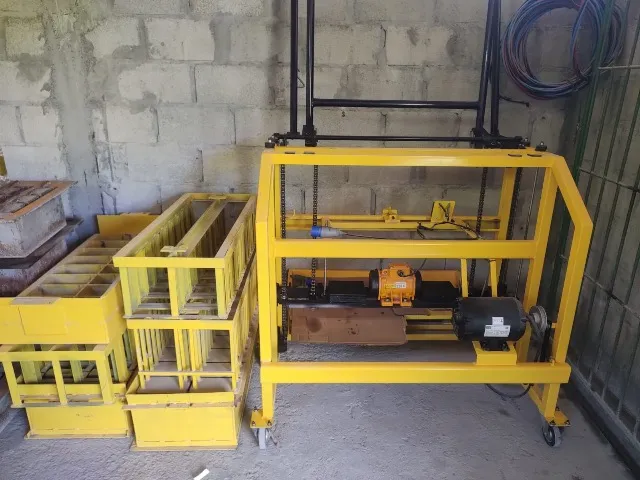 Máquina poedeira de blocos de concreto