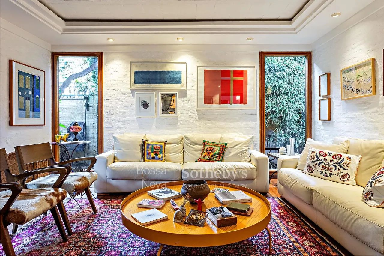 Casa com jardim e planta funcional em rua tranquila - Foto 2