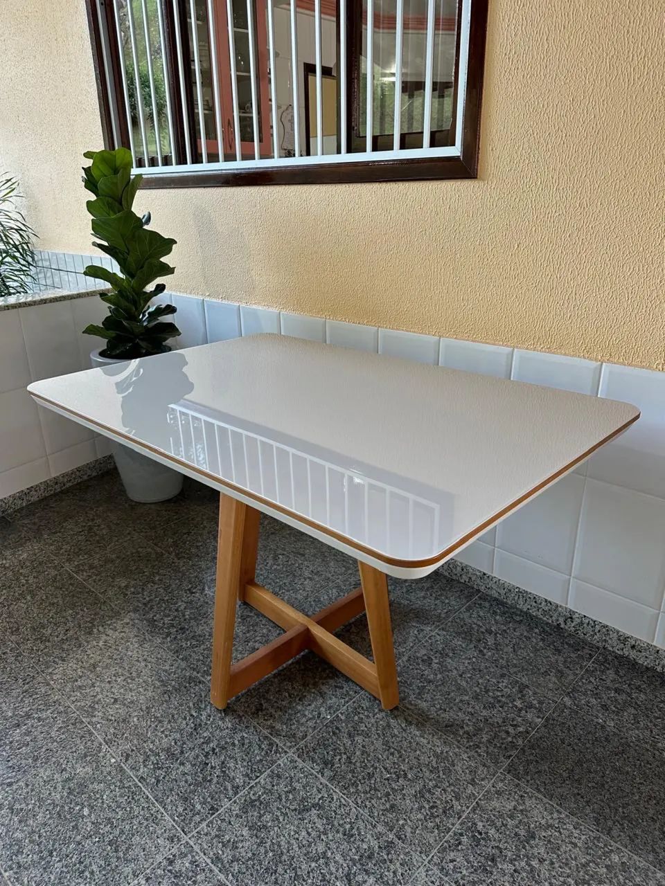 Mesa moderna vidro off white pés madeira maciça - Foto 2
