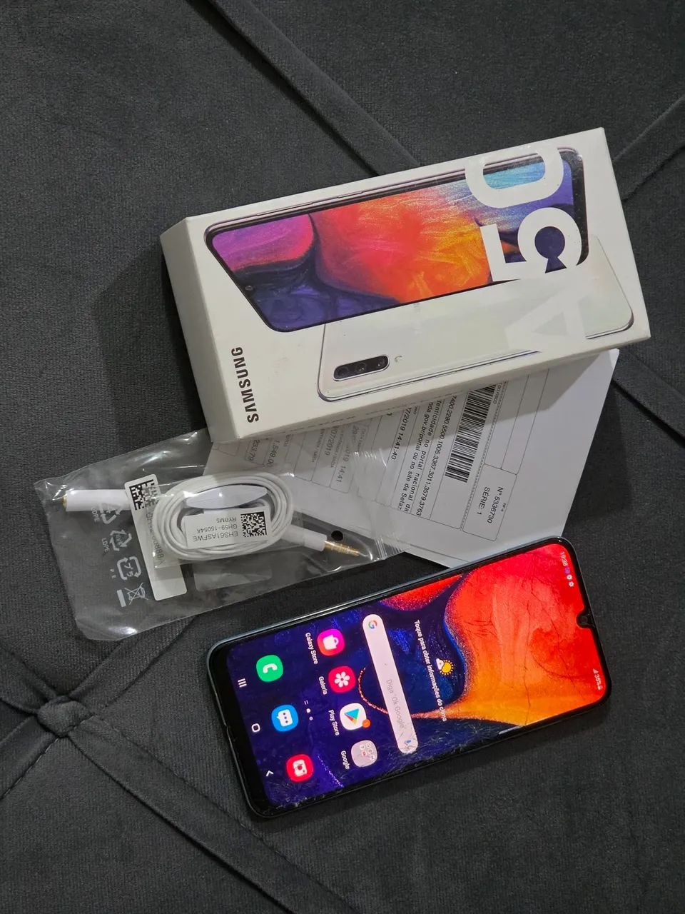 Celular A50 na caixa com nota tela trincada