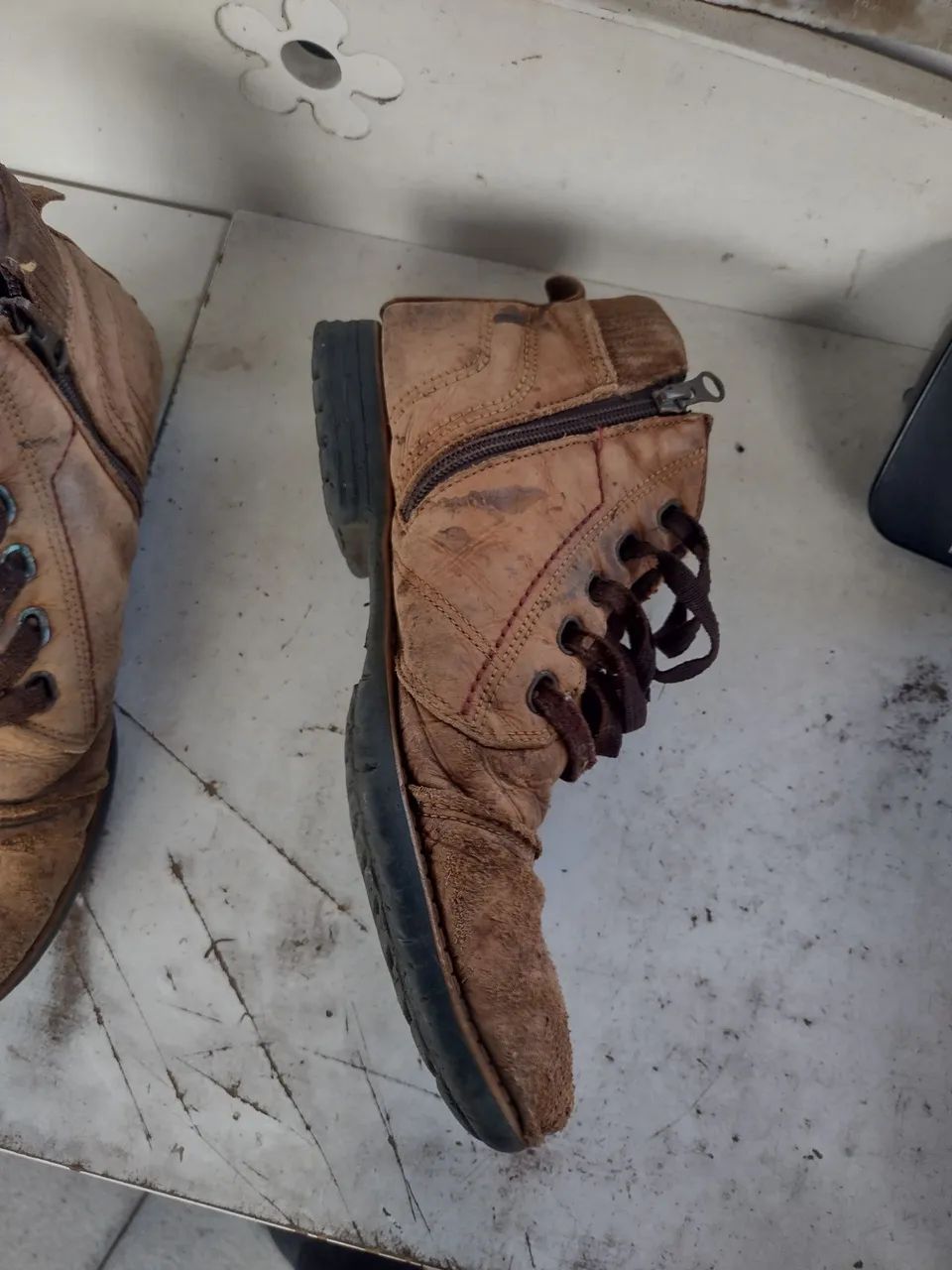 Bota de couro bem conservada  - Foto 3