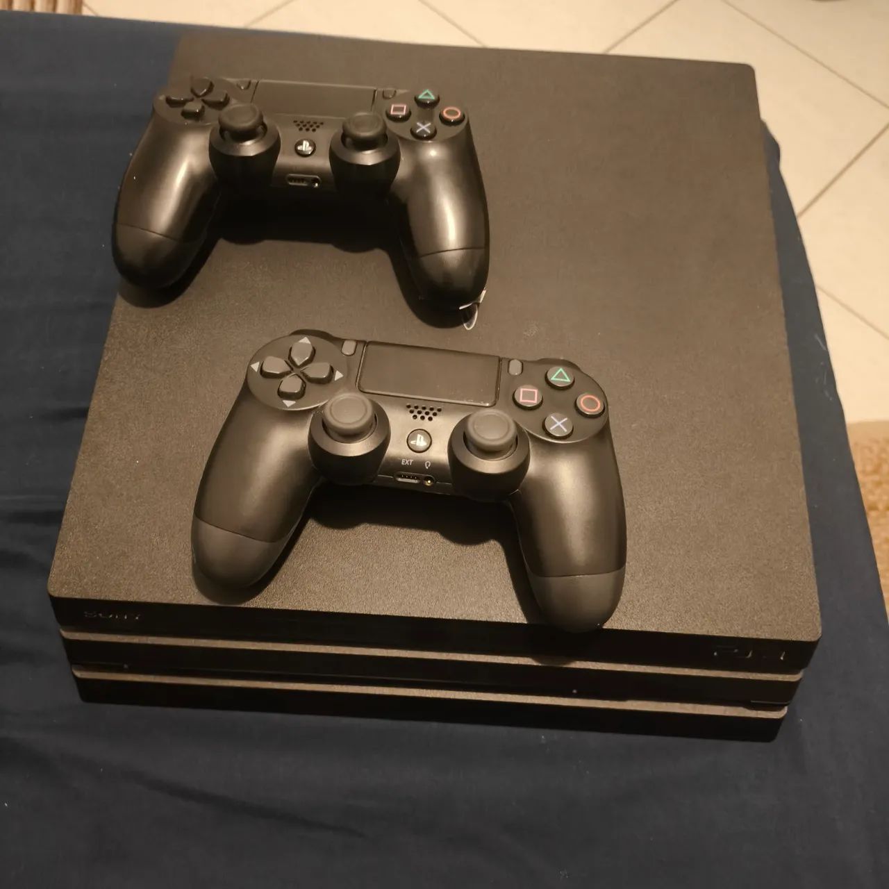 PS4 Pro + 2 controles - Foto 2