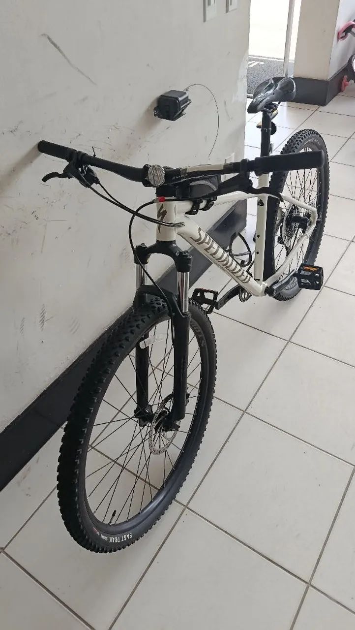 Bicicleta Specialized Rockhopper Comp 29 + capacete e bomba de ar - Foto 2