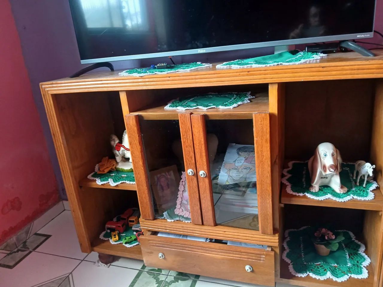 Vendo um rack de madeira 