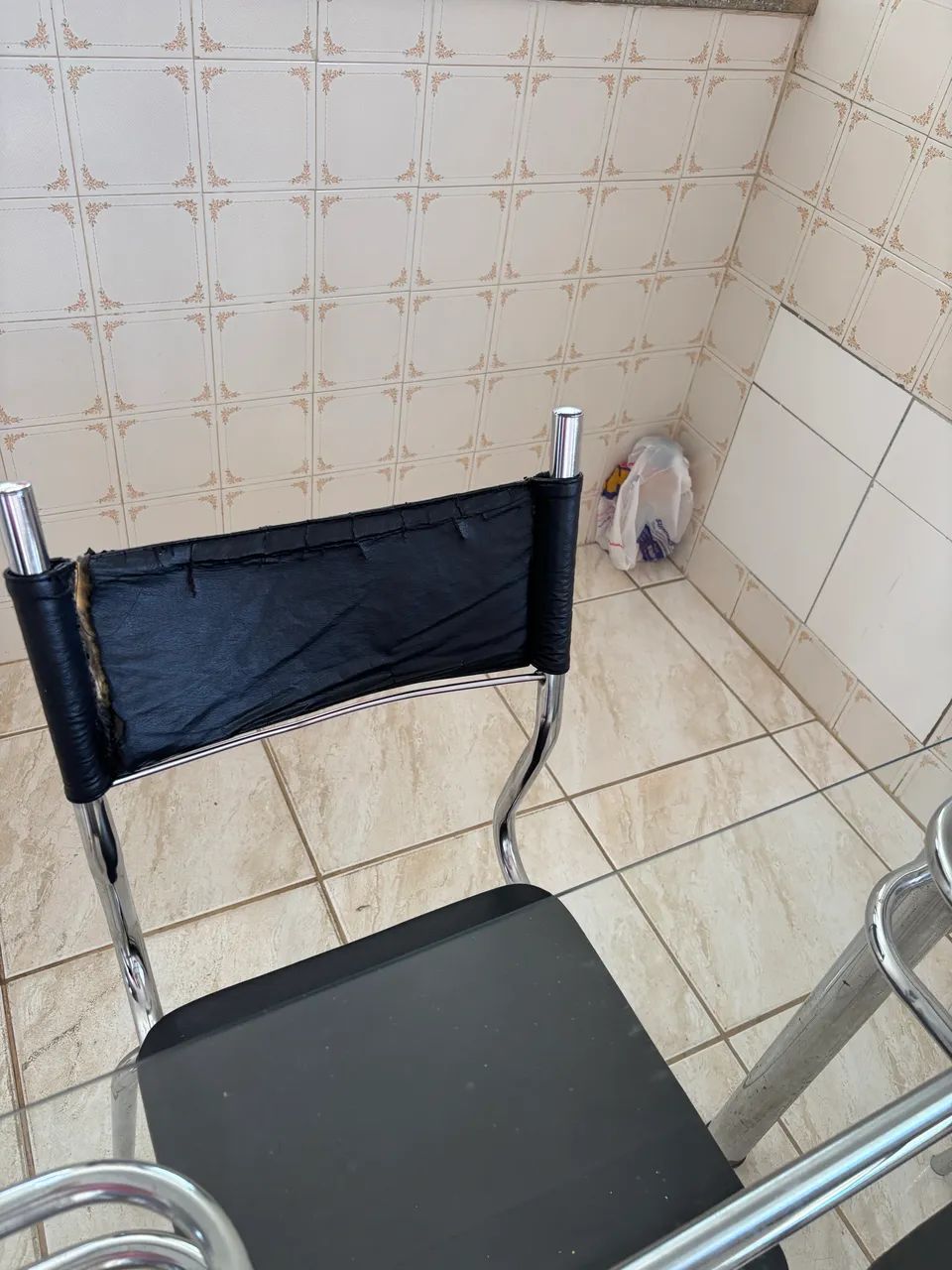Vendo mesa 4 cadeiras - Foto 4