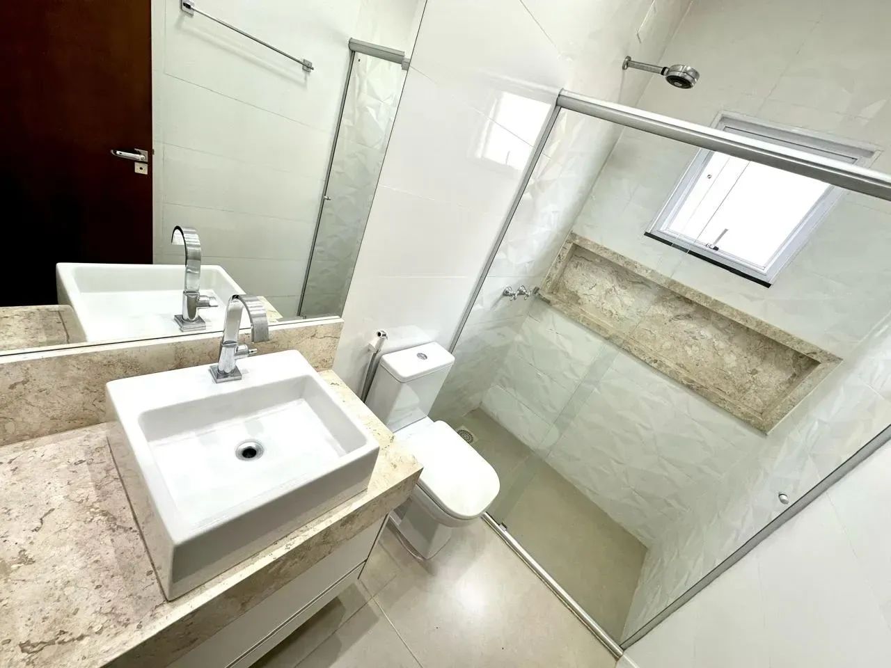 CASA TÉRREA COM 3 SUITES À VENDA, 375m2 - COND BELVEDERE I - Foto 3