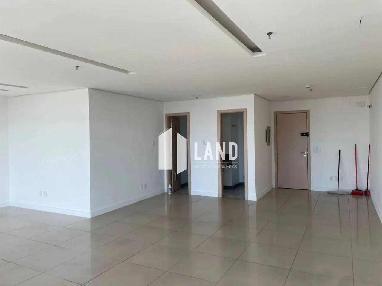 VENDO - SALA RIOMAR - 17º Andar - 63m² - 2 WCs - 1 Vaga de Garagem