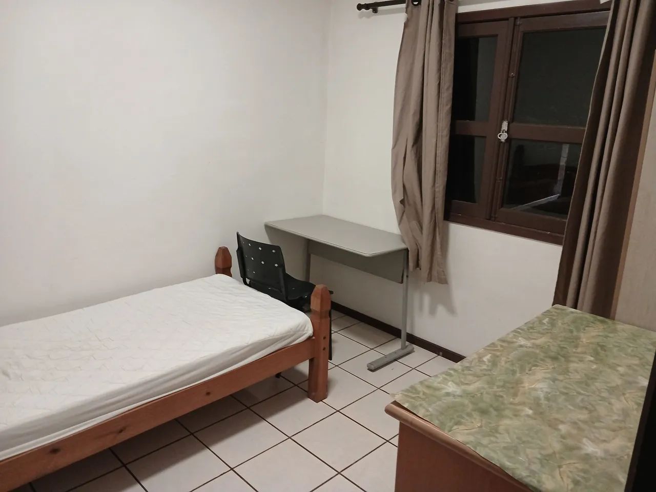 Quarto individual em República somente para  mulheres - Foto 2