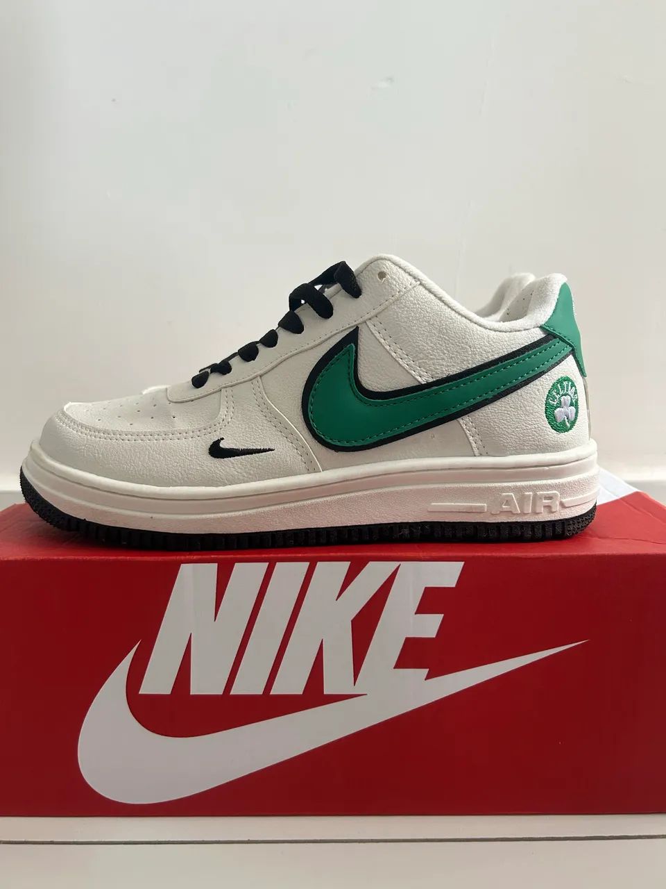 BAIXEI Tênis Nike Air Force Boston Celtics Seminovo
