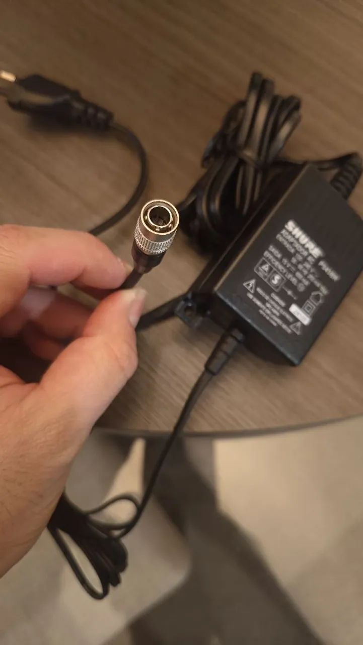FONTE BIVOLT SHURE PS43BR 15V COM CONECTOR HIROSE 4 PINOS PARA ADX5D AXIENT DIGITAL - Foto 3