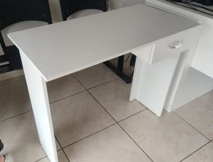 Mesa com gaveta