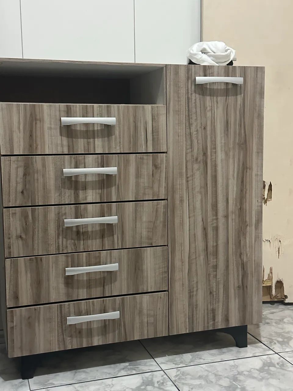 Cômoda com 5 gavetas e 1 porta. 