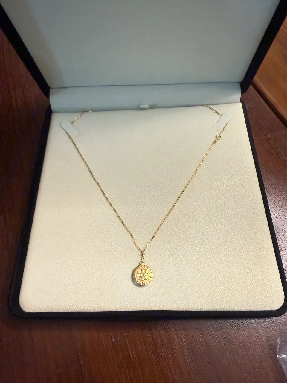 Cordão de ouro com medalha de São Bento