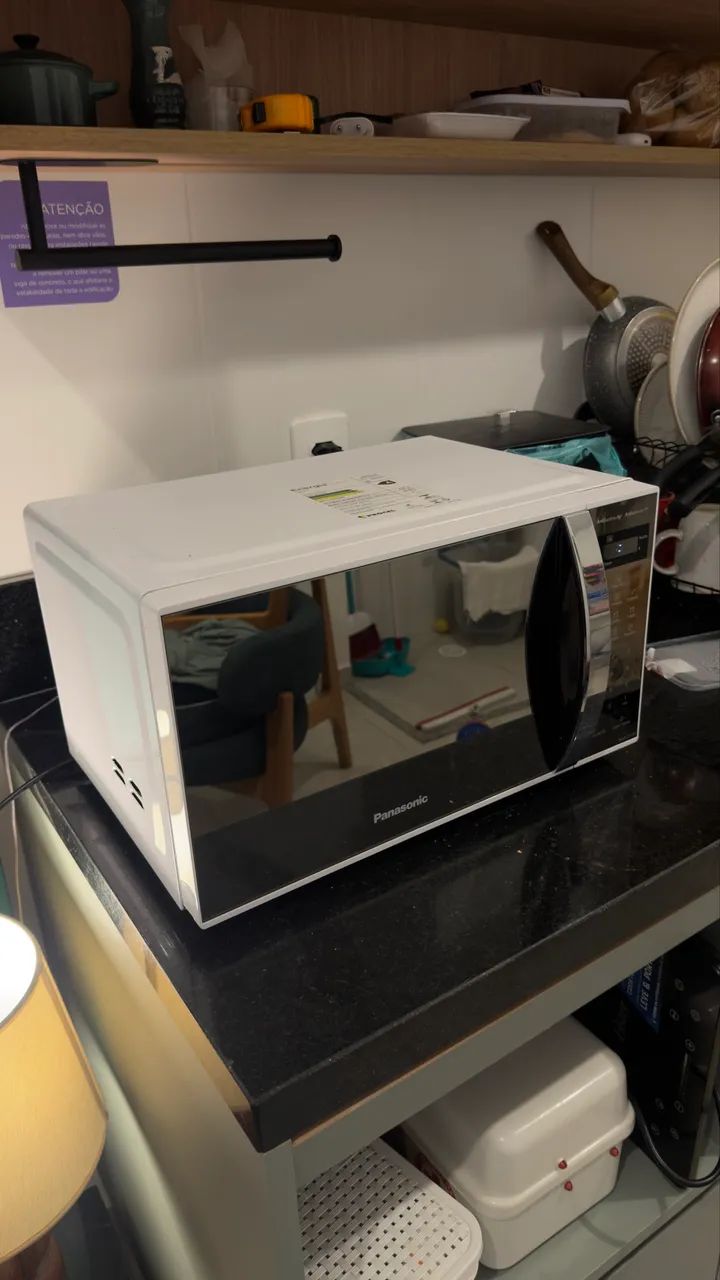 Micro-ondas de Mesa Panasonic com 21 Litros de Capacidade Branco com Porta Espelhada 