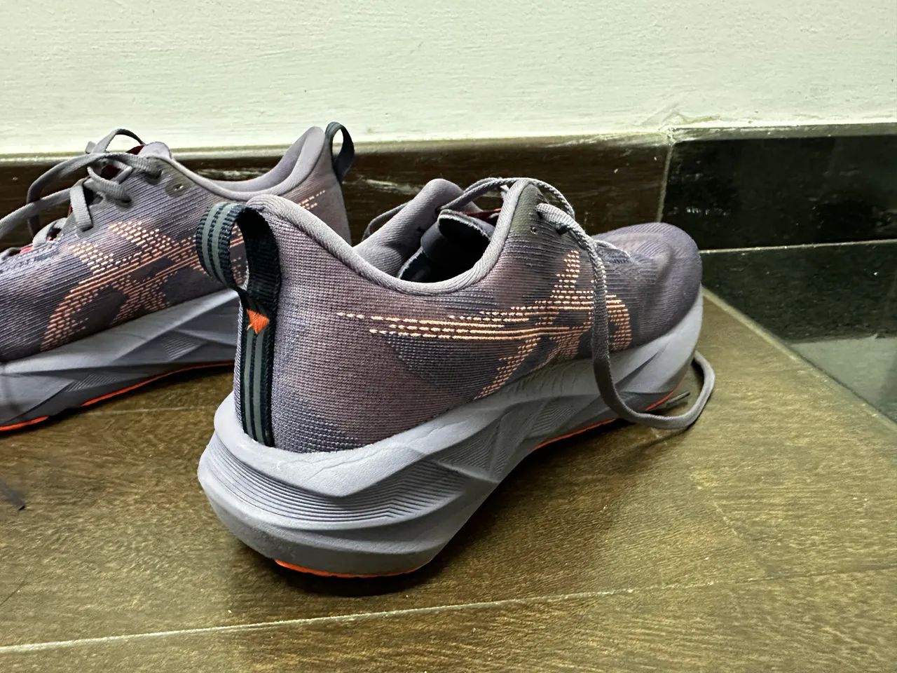 Tênis ASICS novablast 5 - Foto 4