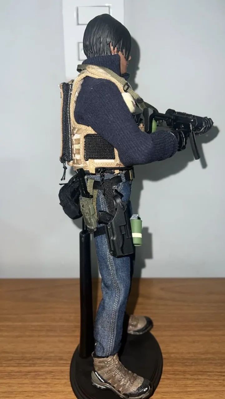 Resident Evil Damnation - Leon Scott Kennedy - Custom 1/6 - Foto 4