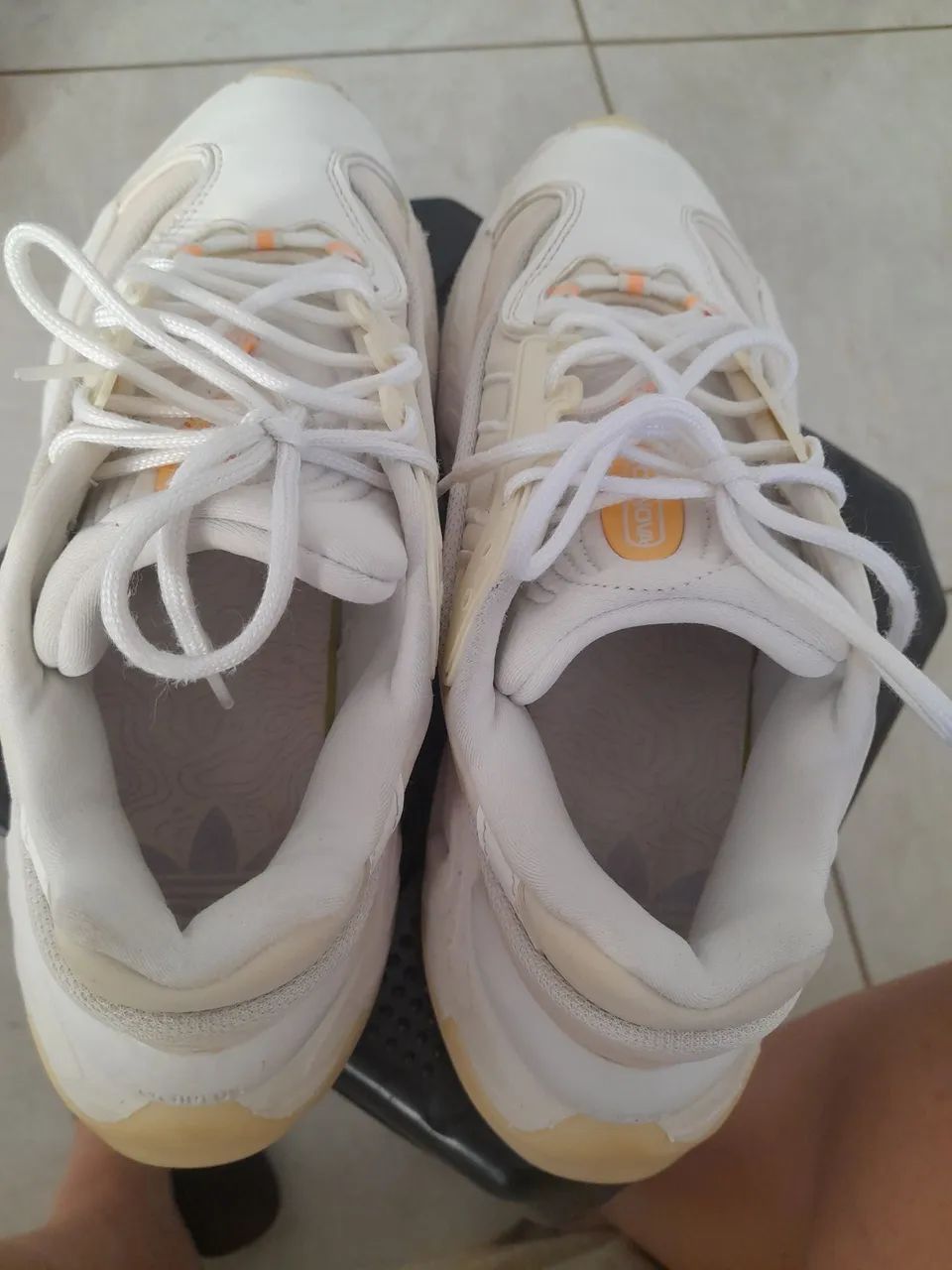 Tênis Adidas Oznova branco com sola grossa de plataforma. - Foto 5