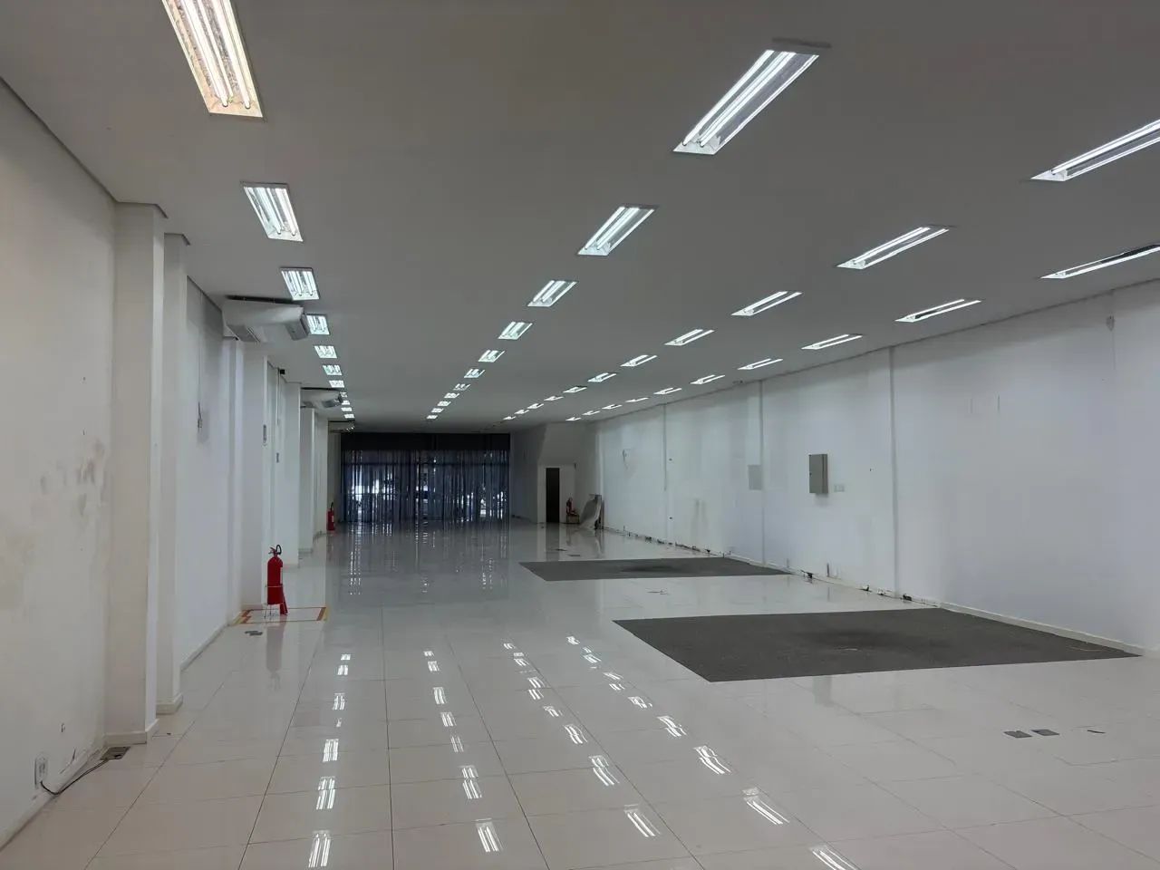 Alugo Loja com 2 andares toda climatizada.