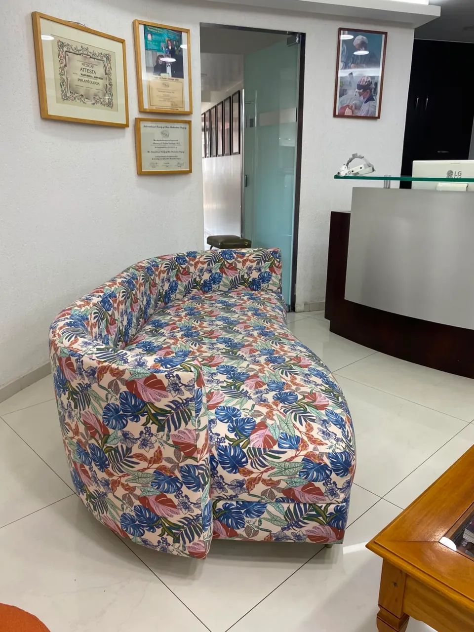 Sofá Curvo Estampado Floral - Foto 4