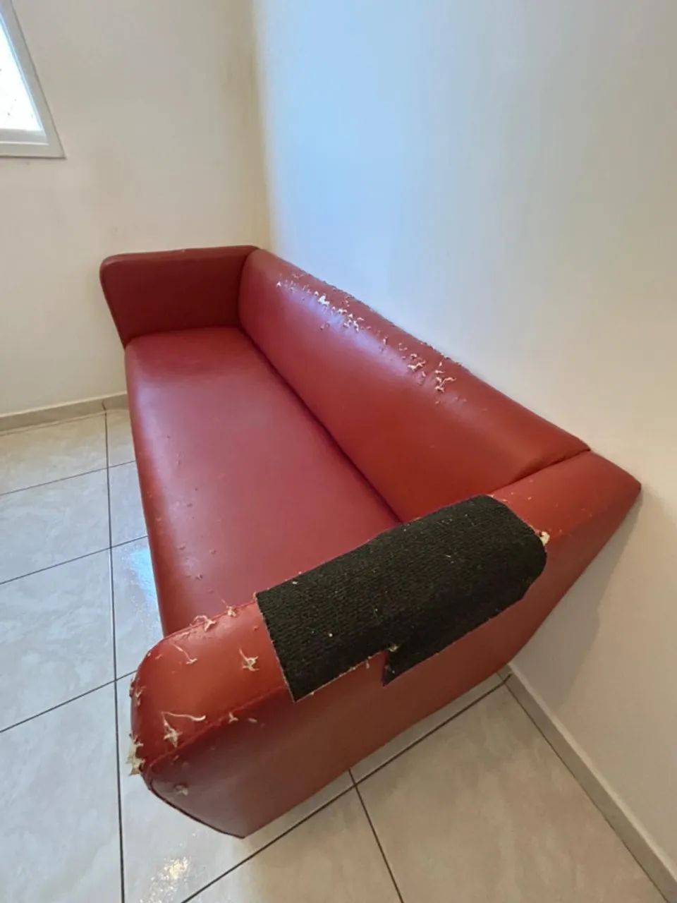 Sofá vermelho couro - TokStok - Foto 4