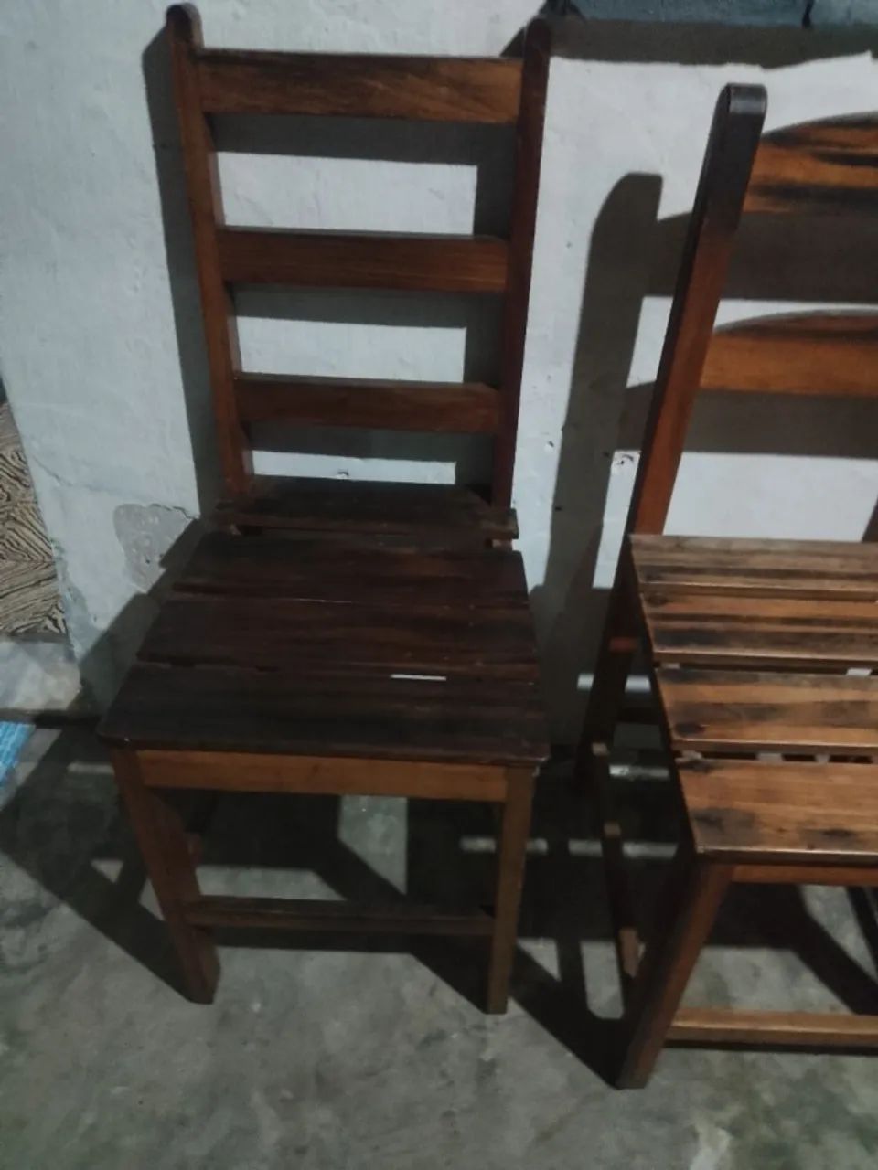 Vendo 3 cadeiras em madeira. Vir buscar na Barra dos Coqueiros.  - Foto 3