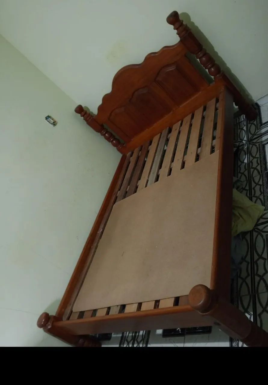 Vendo cama de casal de madeira  - Foto 4