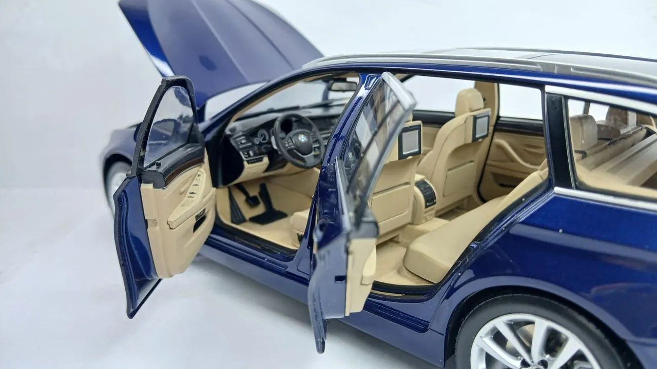 ノレブ NOREV  550i ツーリング 5シリーズ 2010 1/18 Miniatura BMW 550i F11 Touring 1/18 - Hobbies e coleções - Vila