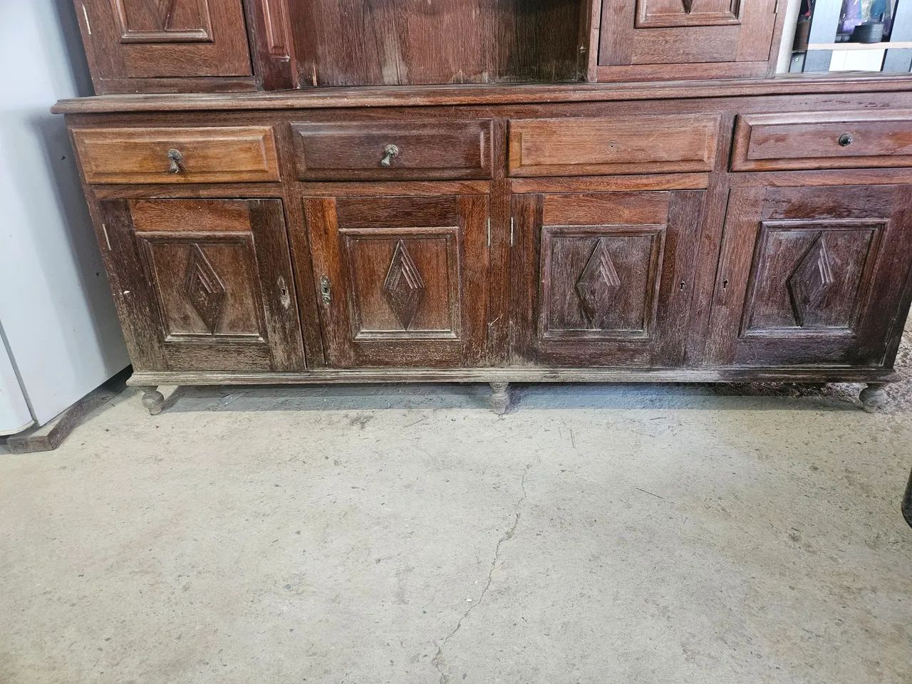 Cristaleira e mesa com 8 cadeiras antiguidade  - Foto 4