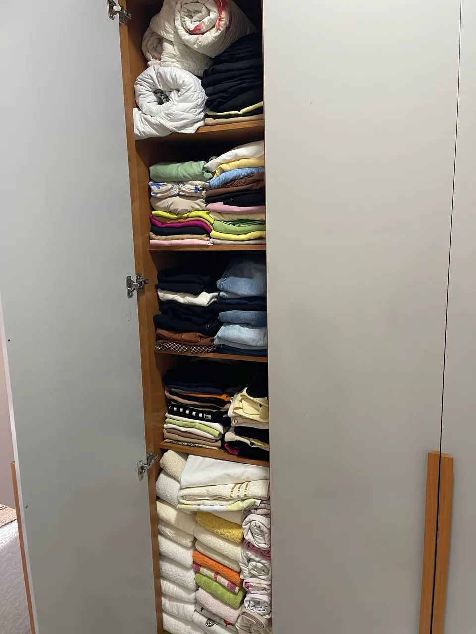 Guarda roupas com pouco tempo de uso