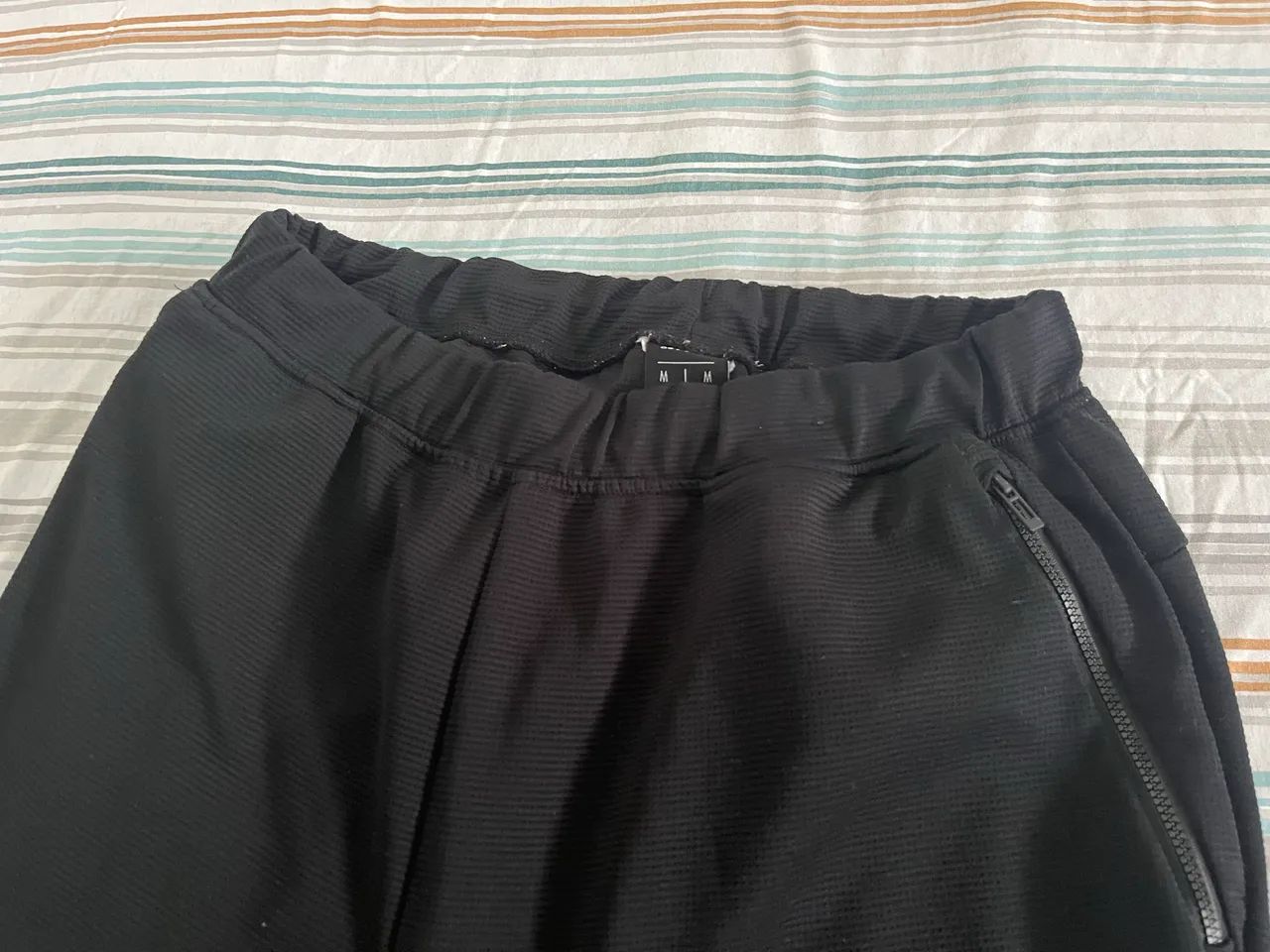 Calça Esportiva / Treino Preta - Bolsos com Zíper e Recortes Laterais