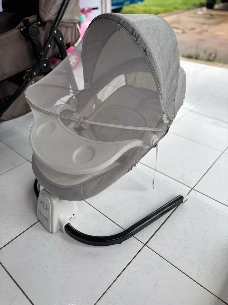 cadeira de descanso e balanço automático para bebê da marca Maxi Baby - Foto 2