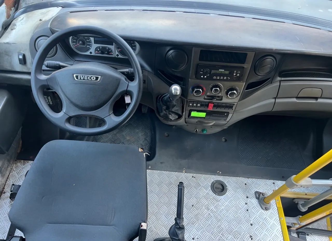 Micro Ônibus ano 2015   29 Lugares  iveco 70c17 - Foto 13