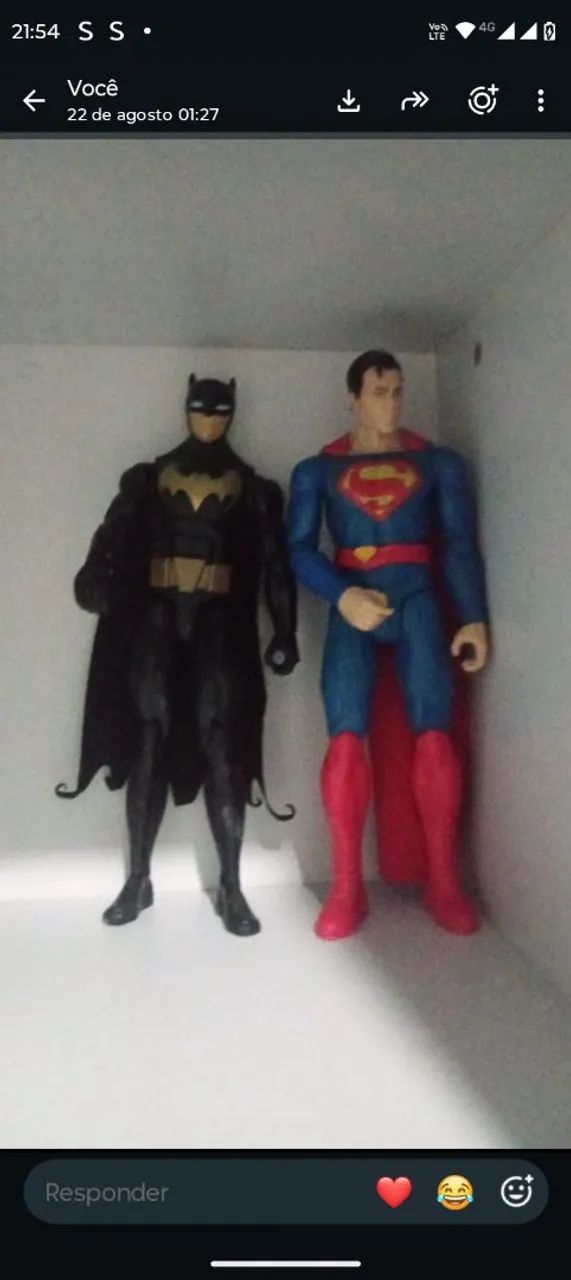 Bonecos do Batman e supermen