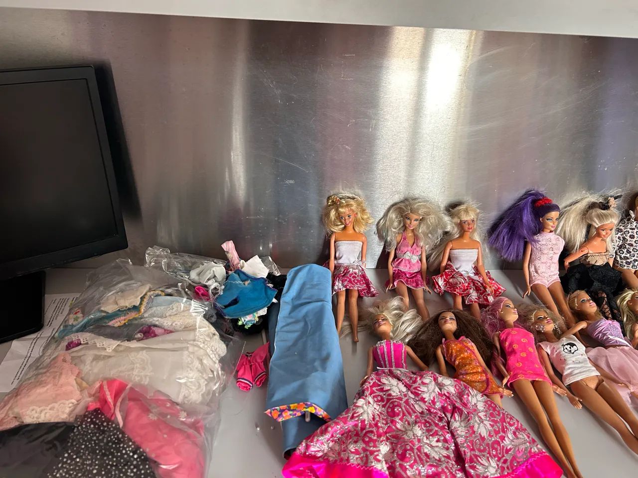 Kit bonecas barbie + roupas e acessórios da casa - Foto 5