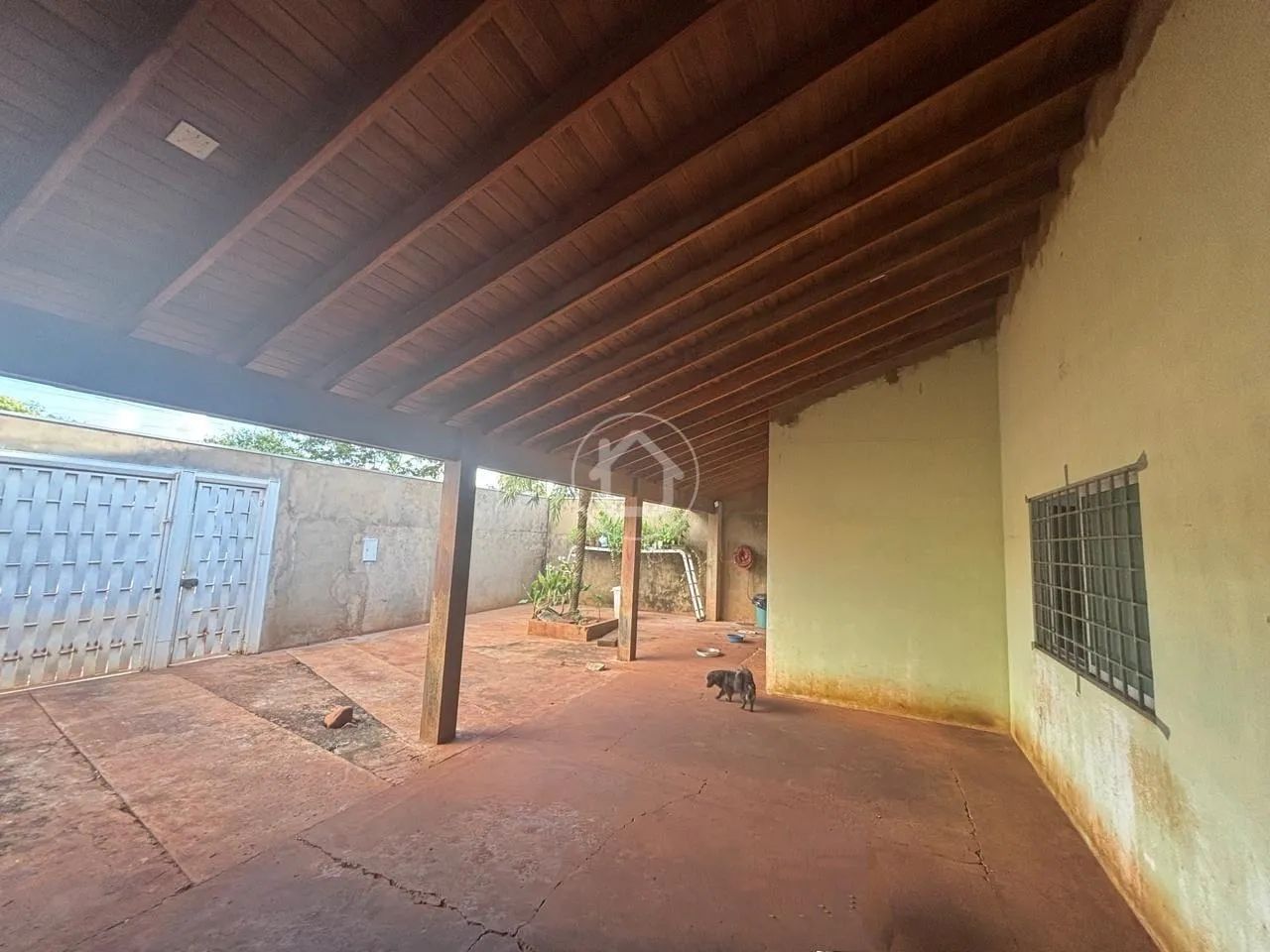 CASA COM 03 QUARTOS E AMPLO QUINTAL - Foto 4