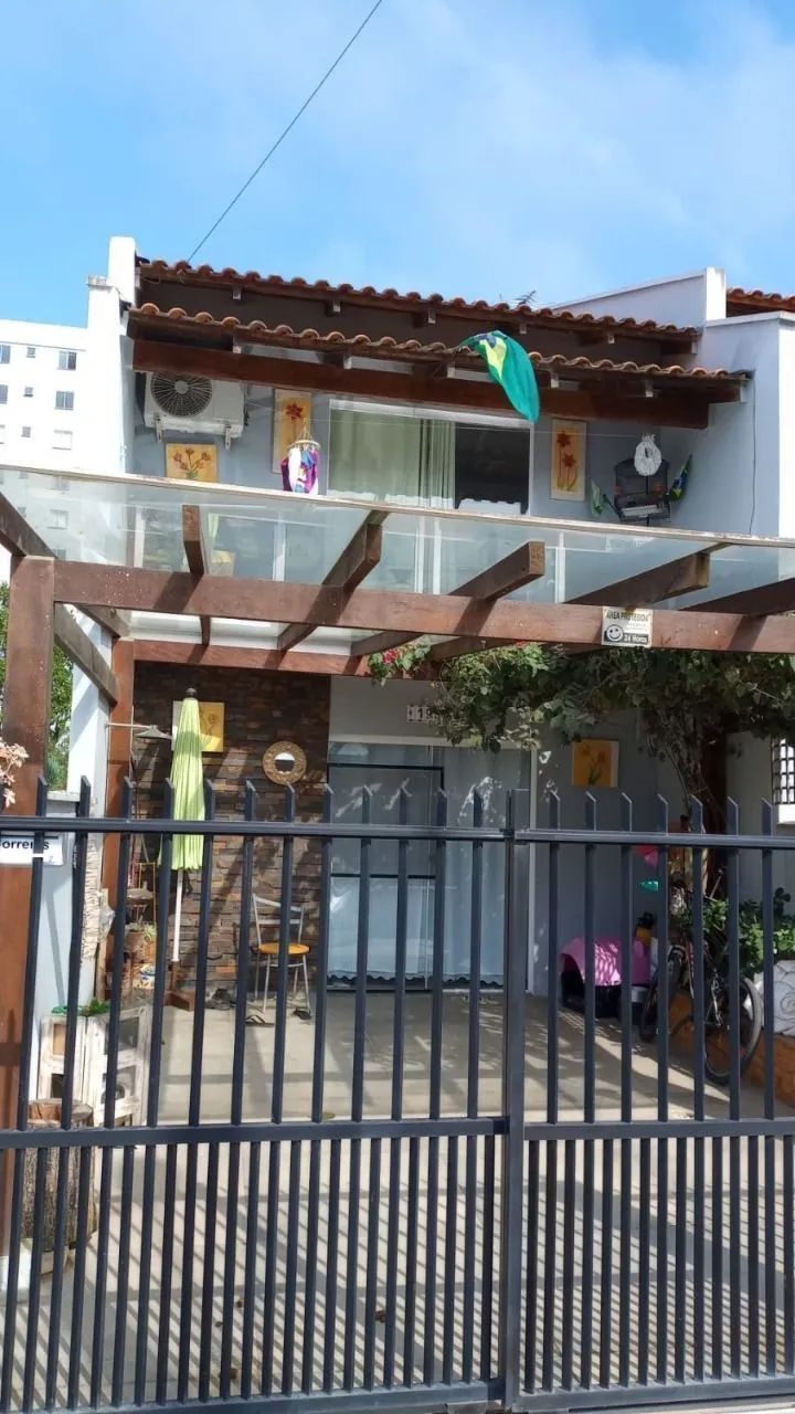 Sobrado a 250 metros da praia..