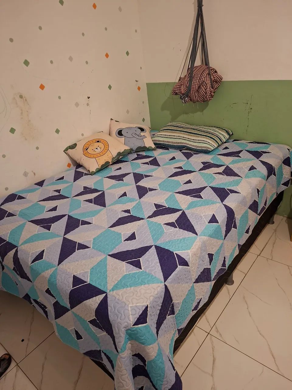 Guarda- roupa, cômoda e cama 