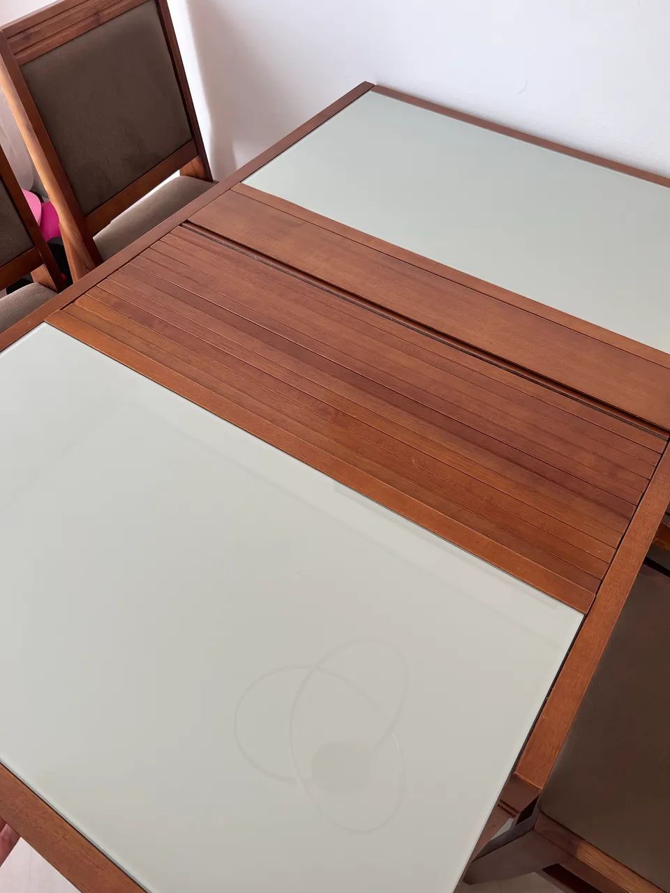 Mesa de jantar extensível com 4 cadeiras de madeira 