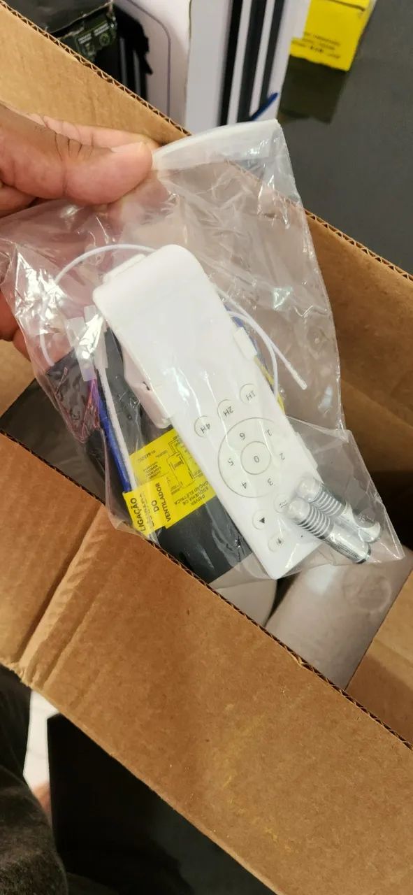 VENTILADOR DE TETO PONENTE 3 PÁS E 2 LÂMPADAS COM CONTROLE - Foto 5