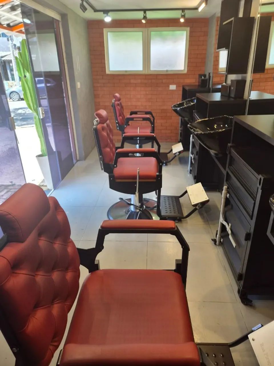 CADEIRAS E LAVATÓRIOS PARA BARBEARIA